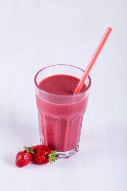 Çilek masaya kokteyl cam