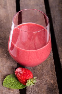 Çilek ahşap tahta üzerinde kokteyl cam