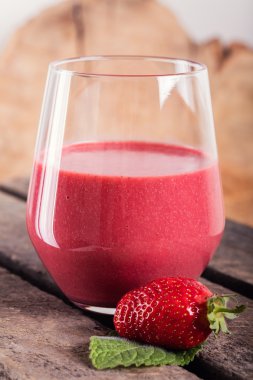 Çilek ahşap tahta üzerinde kokteyl cam