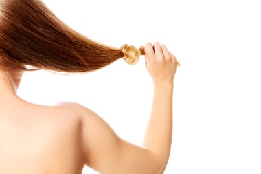 Beyaz arkaplanda sarı saç düğümü izole edildi.