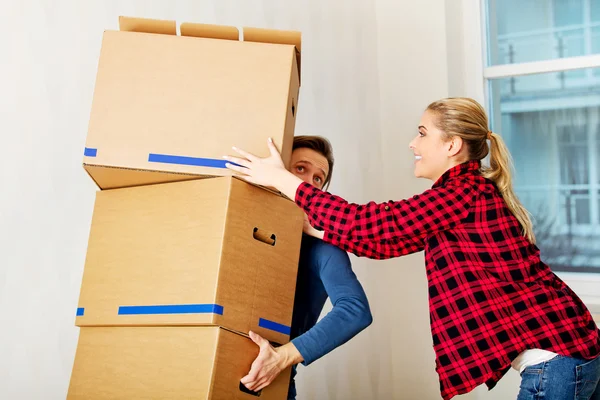 Pareja joven con cajas - embalaje o desembalaje — Foto de Stock