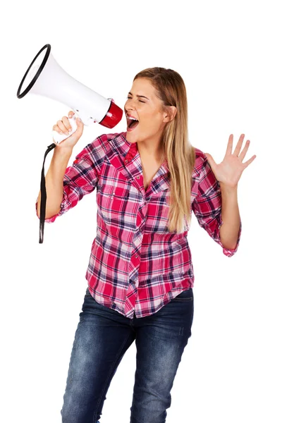 Krzyczy młoda kobieta trzymając megafon — Zdjęcie stockowe