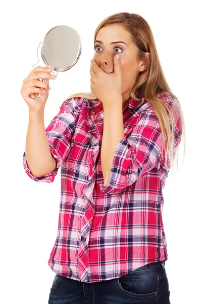 Mujer sorprendida mirándose en el espejo —  Fotos de Stock