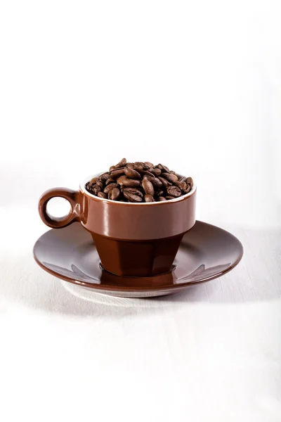 갈색 컵에 커피 씨앗 — 스톡 사진