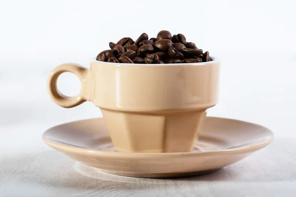 Kaffeesamen in beige Tasse — Stockfoto