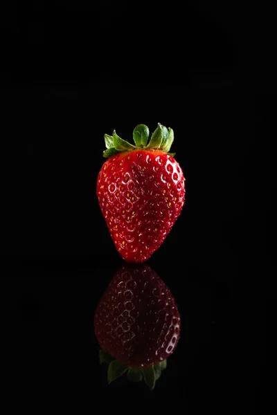 검은 배경에 한 달콤한 딸기 — 스톡 사진