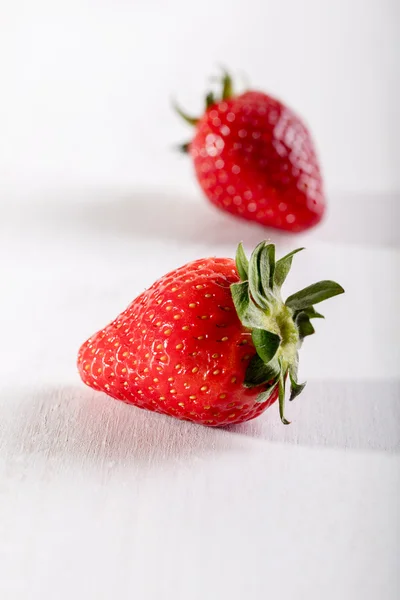 Deux fraises juteuses sur la table — Photo