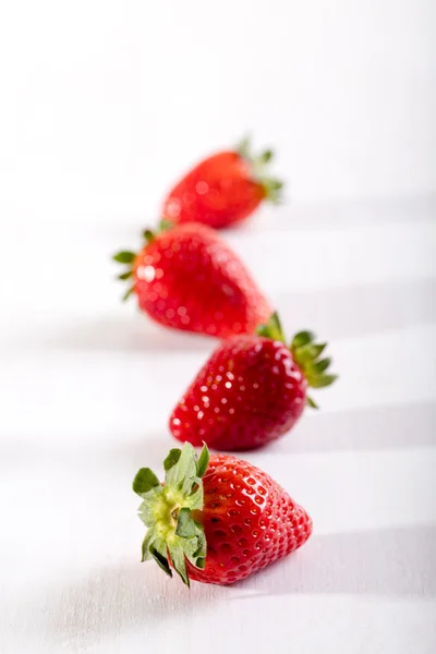 Quatre fraises juteuses sur la table — Photo