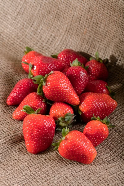 Heap of juicy strawberry on the jute bag — Stock Photo, Image