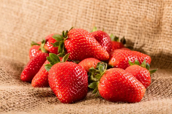 Heap of juicy strawberry on the jute bag — Stock Photo, Image