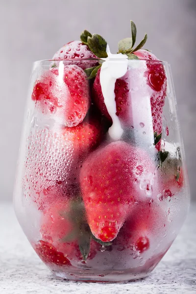Заморожена полуниця зі сметаною в склянці — стокове фото