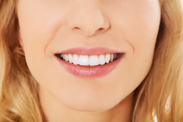 Primeros planos de los dientes de las mujeres — Foto de Stock