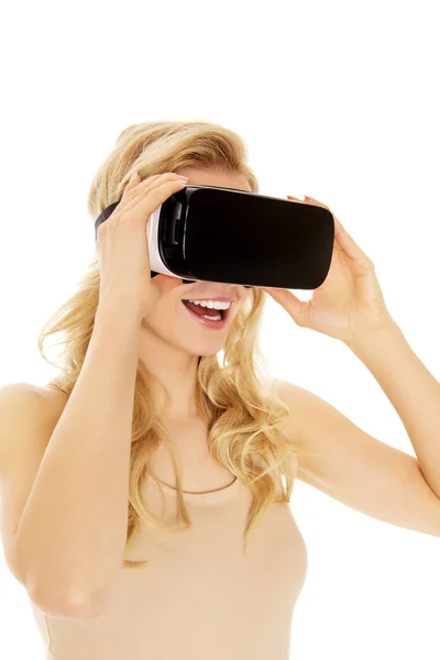 Happy woman wearing virtual reality goggles — Stock Photo, Image