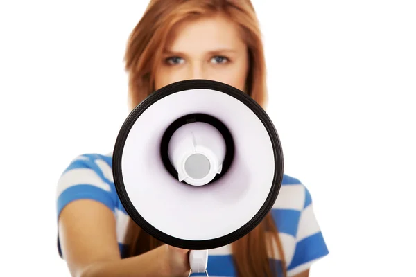 Gritando jovem adolescente mulher com megafone — Fotografia de Stock