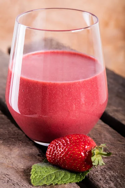 Çilek ahşap tahta üzerinde kokteyl cam