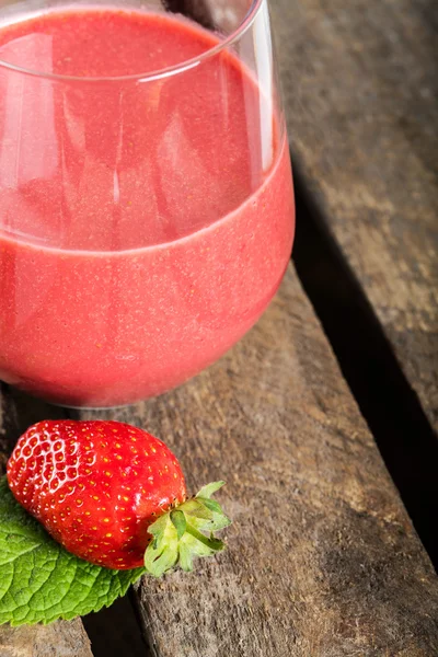 Çilek ahşap tahta üzerinde kokteyl cam