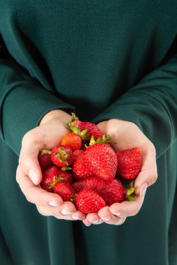 Çilek açık avucunda tutan kadın