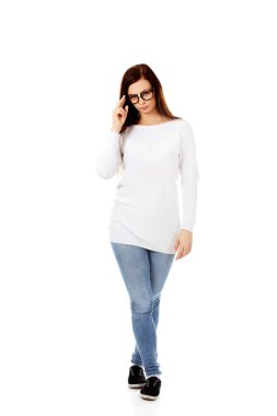 Gözlüklerini tutan genç kadın