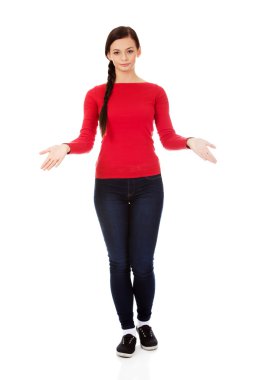 Genç gülümseyen kadın bir şey sunmak