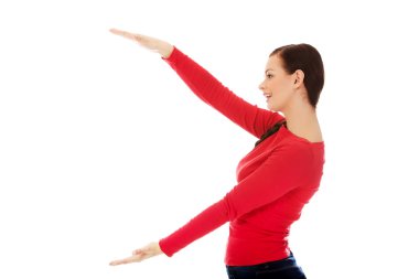 Genç gülümseyen kadın bir şey sunmak