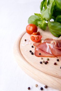 Kara Orman jambon ve fesleğen ahşap kesme tahtası üzerinde