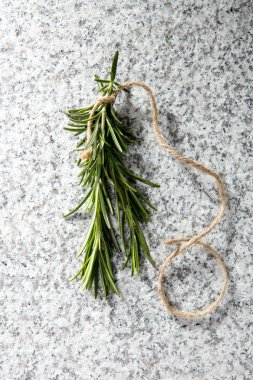 Granit zemin üzerine yeşil taze biberiye