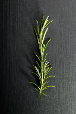 Kara tahta üzerinde taze yeşil biberiye