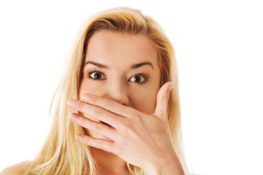 Beyaz izole ağzını kapsayan kadın.