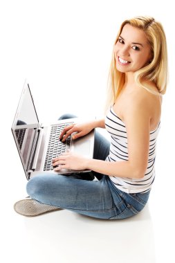 Laptop - beyaz bir arka plan üzerinde izole kullanan kadın.