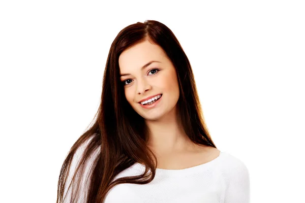 Lachende mooie brunette jonge vrouw — Stockfoto
