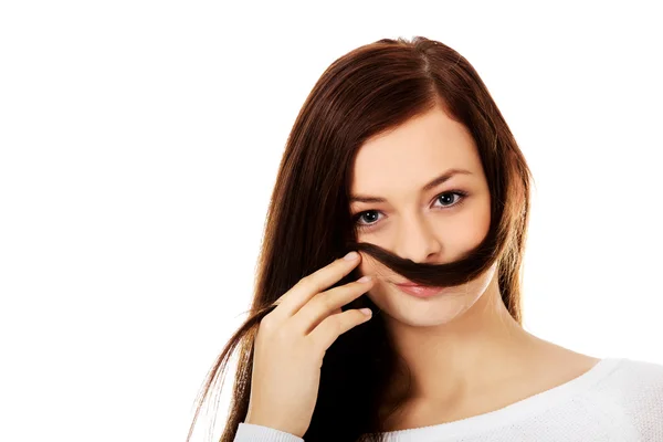 Estudante engraçado mulher colocando cabelo como bigode — Fotografia de Stock