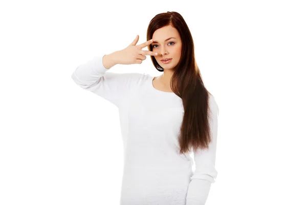 Junge glückliche Frau zeigt zwei Finger — Stockfoto