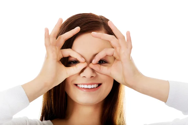 Glückliche Frau, die mit ihren Händen eine Brille macht — Stockfoto