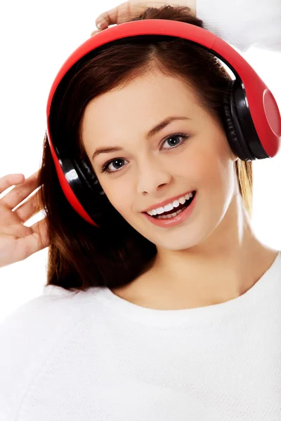 若くてきれいな女性が、音楽を聴く — ストック写真