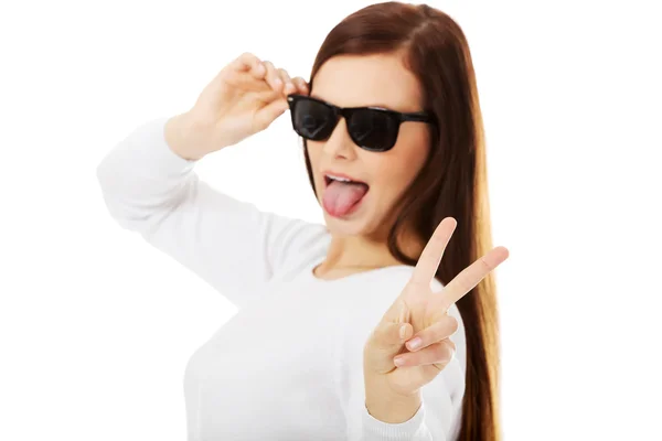 Glückliche brünette Frau mit Sonnenbrille. — Stockfoto