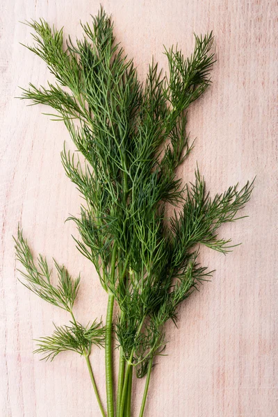 Frischer grüner Dill auf Holzplanke — Stockfoto