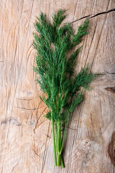 Endro verde fresco na prancha de madeira — Fotografia de Stock
