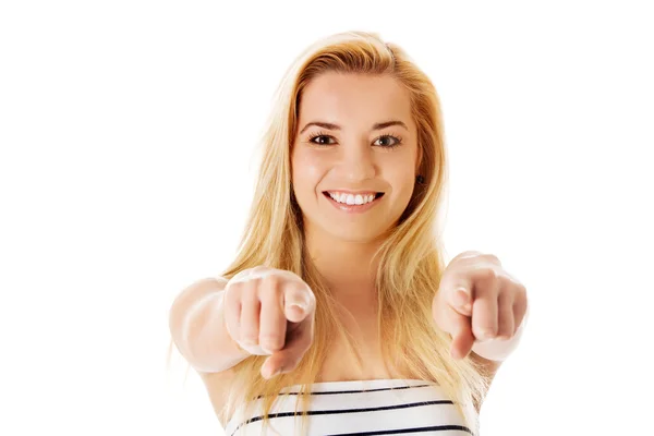 Menina loira apontando para a frente, fundo branco . — Fotografia de Stock