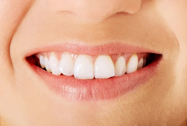 Mulher saudável dentes e sorriso. Isolado sobre branco . — Fotografia de Stock