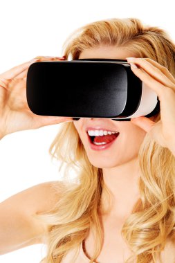 Sanal gerçeklik gözlüğü takan mutlu kadın