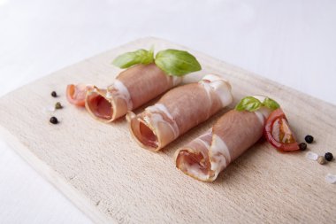 Kara Orman ham ahşap kesme tahtası üzerinde