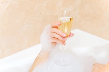 Üst düzey kadın rahatlatıcı banyo şampanya ile