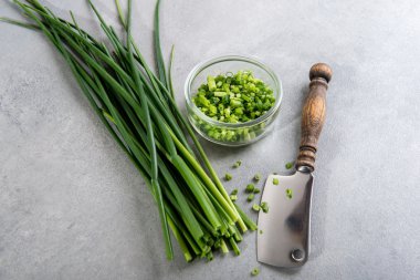 Gri arka plan üzerinde taze yeşil chives