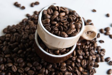 İki bardak kahve tohumları ile