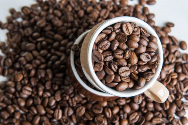 İki bardak kahve tohumları ile
