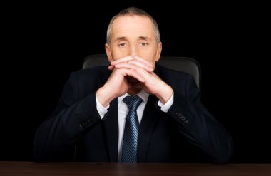 Masada oturan ciddi iş adamı