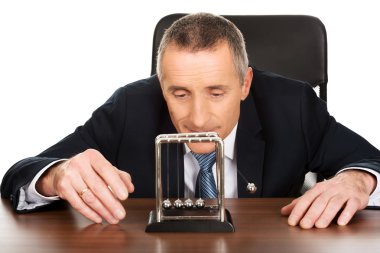 İşadamı Office newton toplarla oynuyor