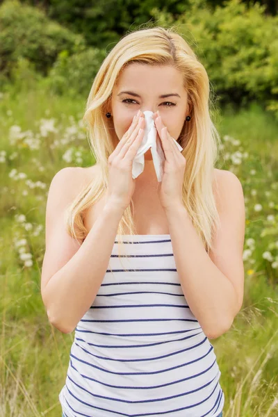 Ragazza con l'allergia soffiando il naso . — Foto Stock