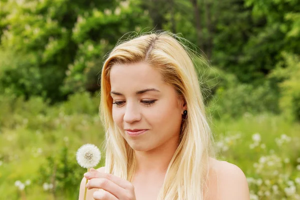 Młoda kobieta stwarzających z kwiatów. Zewnątrz strzał. — Zdjęcie stockowe