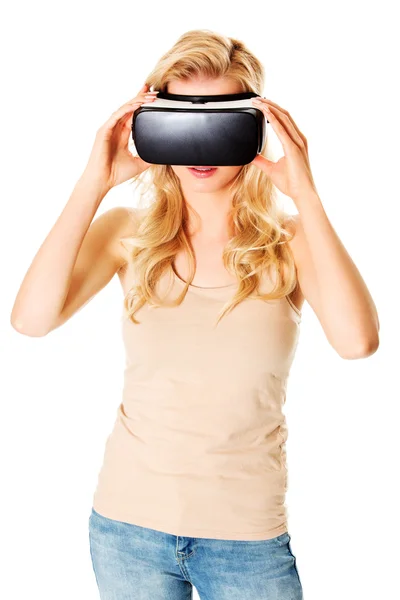 Mulher feliz vestindo óculos de realidade virtual — Fotografia de Stock